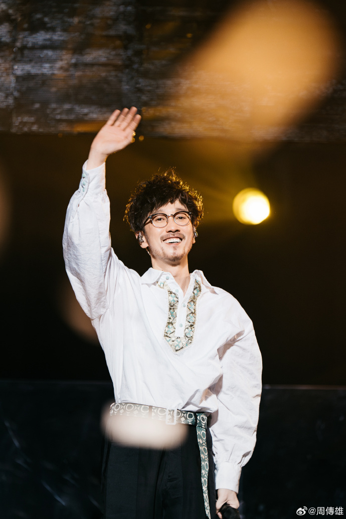 图自周传雄微博