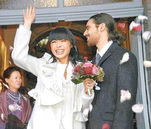 ● 2010年，李然夫妇举行了简单的婚礼