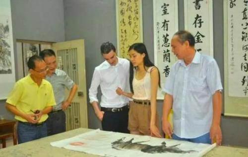● 2013年，查尔斯王子和李然到惠州蓬莱书画研究院参观