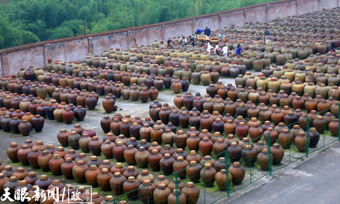 赤水晒醋。（赤水市融媒体中心供图）