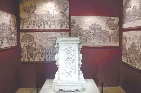 展出的石柱，背景中是西洋楼铜版图