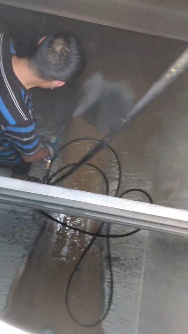 一次卸货后，白莉波在罐里冲洗槽罐内壁。  受访者供图