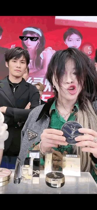 ▲ 小黄无厘头直播卖YSL。图 / 直播录屏