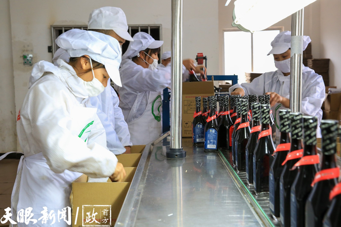 赤水晒醋。（赤水市融媒体中心供图）