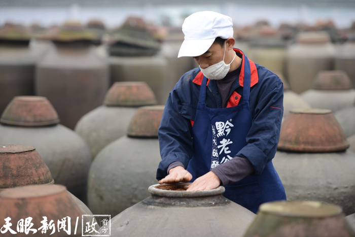 赤水晒醋。（赤水市融媒体中心供图）