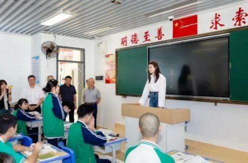 ● 李然回到母校看望恩师，勉励学弟学妹。图片来源：广州日报