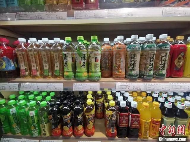 图为某超市售卖的饮料。中新网记者 谢艺观 摄