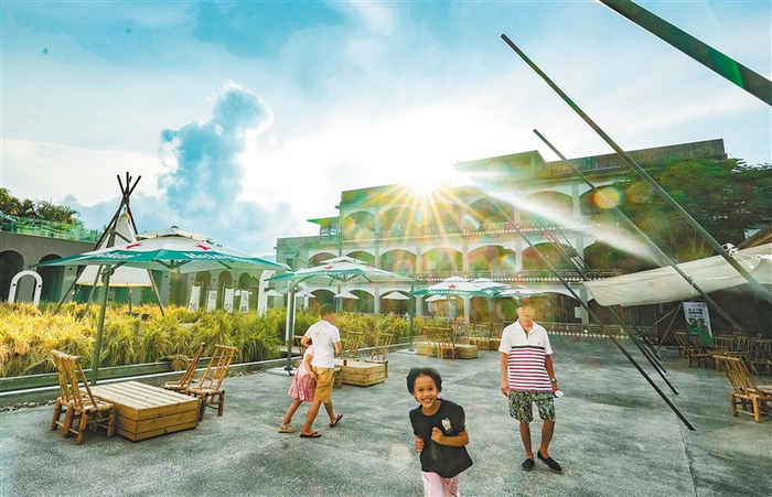 游客在琼中红毛镇“山有·食茶饭稻”民宿外享受休闲时光。海南日报记者陈元才 摄