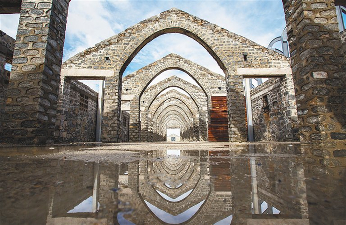 莺歌海盐场的老盐仓成为旅游打卡点. 海南日报记者武威 摄