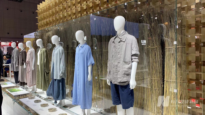 MUJI无印良品进博会展区中陈列的服装。 图片来源：每经记者 舒冬妮 摄