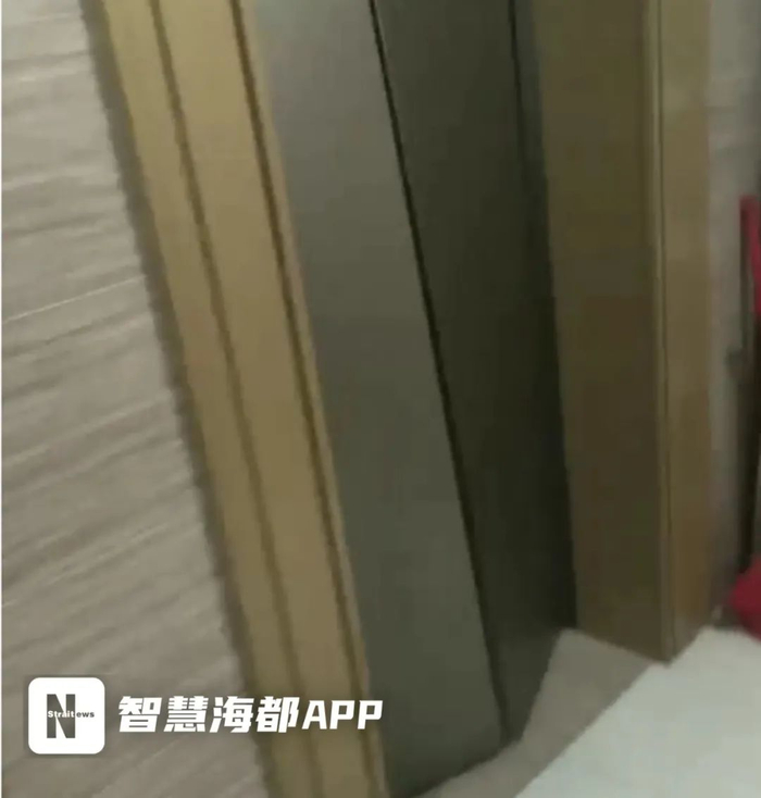 事发楼栋的电梯门受损