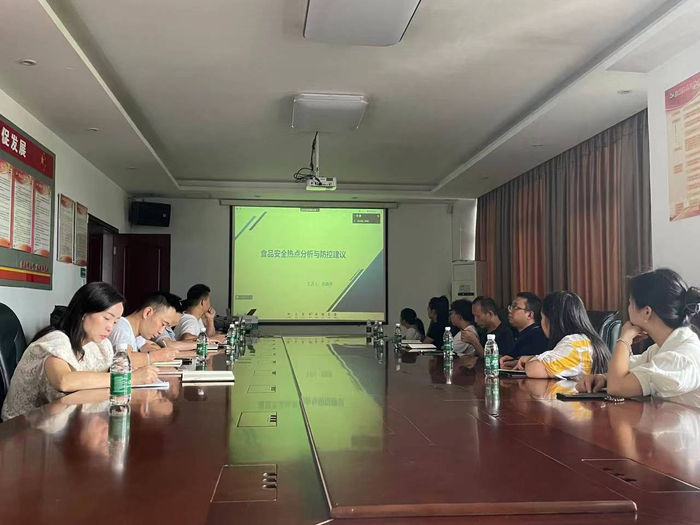 网络课堂培训学员在认真听讲、记录。 