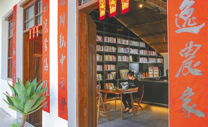 三亚市崖州区梅联社区用老屋改建的书屋。海南日报记者王程龙 摄