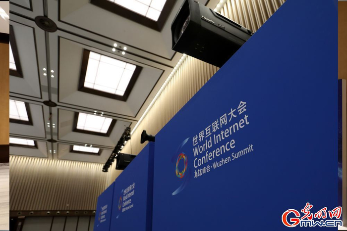 　　2023年11月5日，浙江乌镇，乌镇互联网国际会展中心，记者的摄像设备。（光明网记者赵金悦/摄）