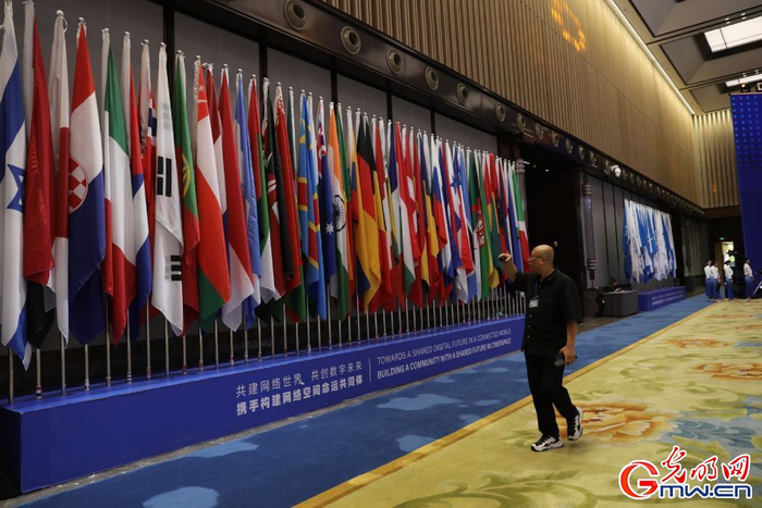 　　2023年11月5日，浙江乌镇，乌镇互联网国际会展中心主会场内一名记者正在拍摄。（光明网记者崔益明/摄）