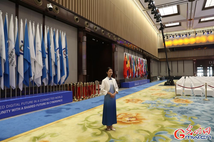 　　2023年11月5日，浙江乌镇，乌镇互联网国际会展中心主会场内一名礼仪人员正在彩排。（光明网记者崔益明/摄）