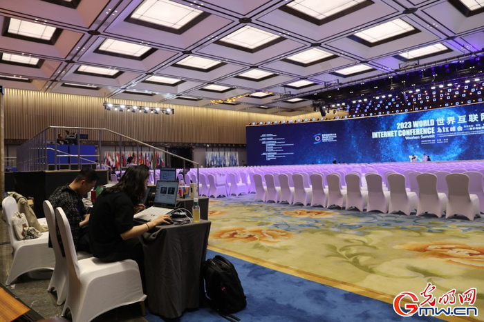 　　2023年11月5日，浙江乌镇，乌镇互联网国际会展中心主会场内两名记者正在工作。（光明网记者崔益明/摄）