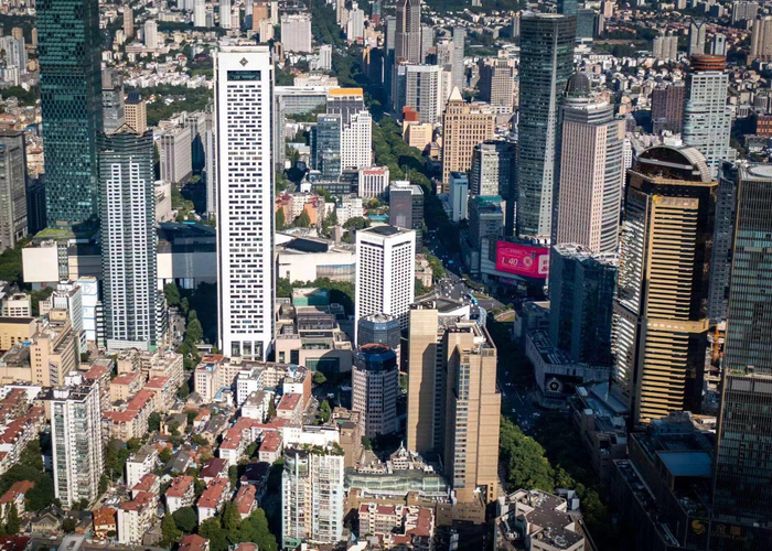 2023年10月，同一视角俯瞰金陵饭店，四周高楼林立，鳞次栉比。图片来源：南京日报、紫金山新闻记者段仁虎摄