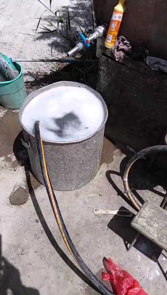 路边洗车摊为危化车提供的用于洗罐的水。  受访者供图