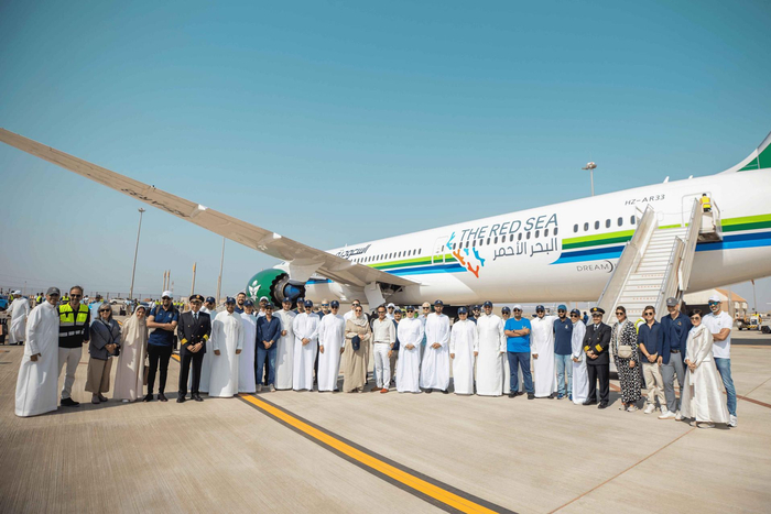 注：沙特部长和领导人组成的代表团从利雅得乘坐抵达红海国际机场，成为首批抵达红海旅游开发区的客人
