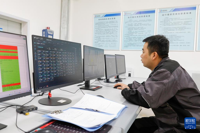 11月7日，在甘肃省酒泉市瓜州县泰源桥南第三风电场，工作人员在中控室监测风电场运行情况。新华社记者 方欣 摄