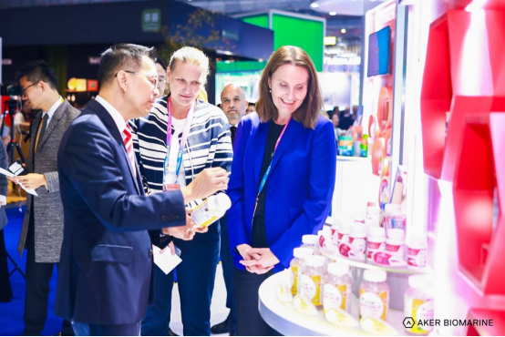挪威驻华使领馆代表团参观阿克进博会展台