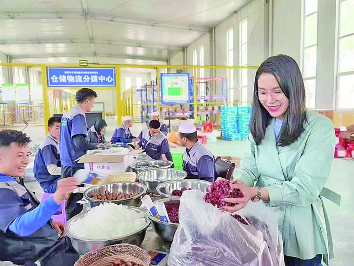 滕欣妤分装八宝茶。图片均由受访者提供