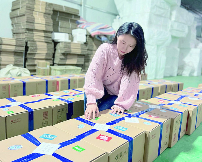 滕欣妤检查牛羊肉包装。