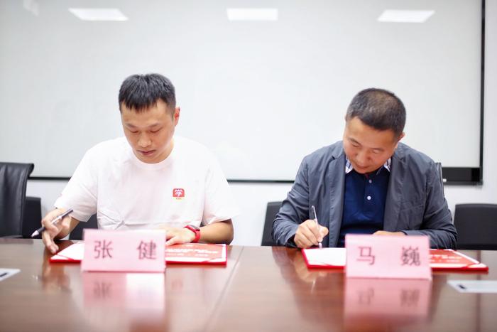 王后雄教育创始人马巍（右）与希望学校长张健（左）签订战略合作协议