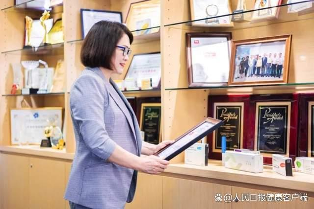 王莉在看团队近些年取得的成就奖牌。受访者供图