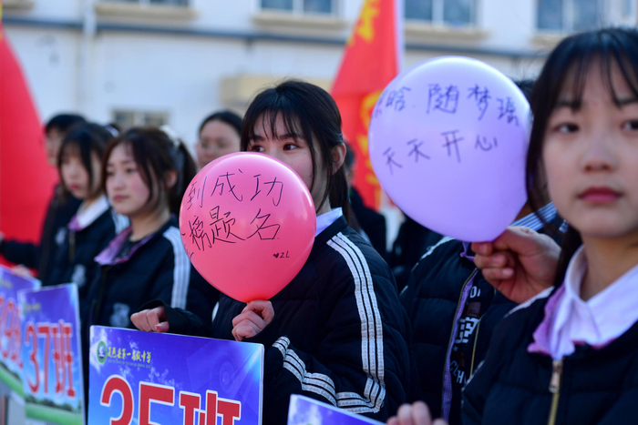 ↑2023年2月，河南省夏邑县第一高级中学，学生和家长一起参加家校共育主题活动。图据视觉中国