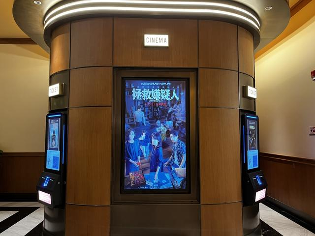 影院不会放纸质海报、立牌，而是改由电子屏显示，有些是自己设计的。 张熠 摄