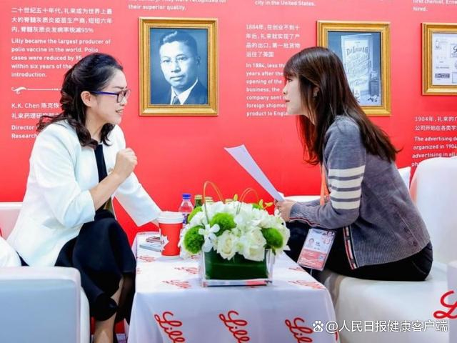 礼来全球高级副总裁王莉在进博会展台接受人民日报健康客户端记者采访。受访者供图