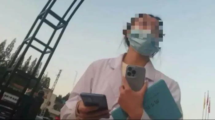 健桥医院工作人员示意一手交钱一手交证 / 受访者供图