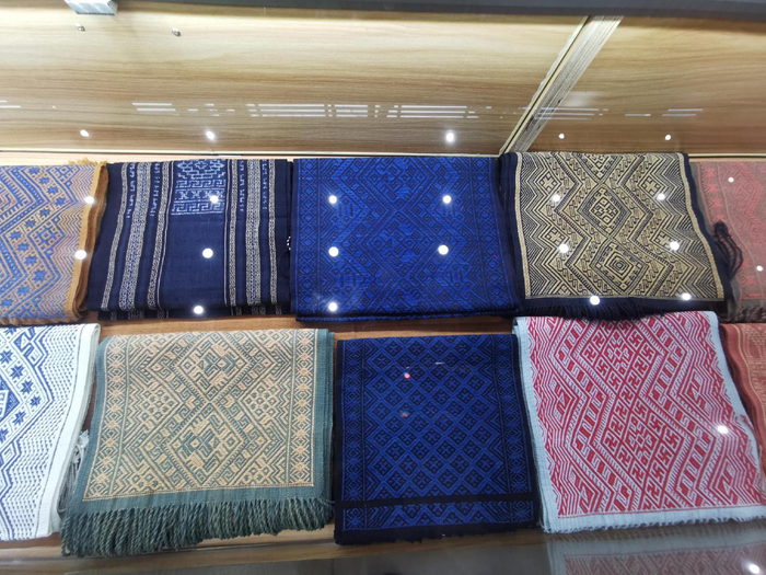 东方黎锦文化中心内陈列的黎锦。记者 李绍远 摄