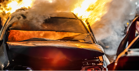 一旦出现自燃，车主如何正确逃生