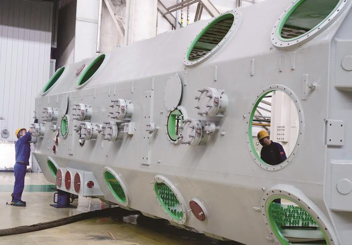     11月5日，工人在秦皇岛经济技术开发区天威保变（秦皇岛）变压器有限公司的生产车间工作。    新华社发