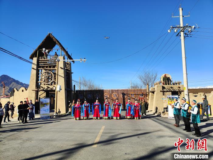 博格达尔村村民迎接游客入村。徐金波 摄