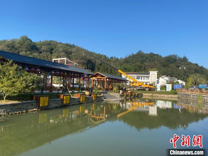 安徽霭里村的皖南农家村居图。中新社记者 吴兰 摄