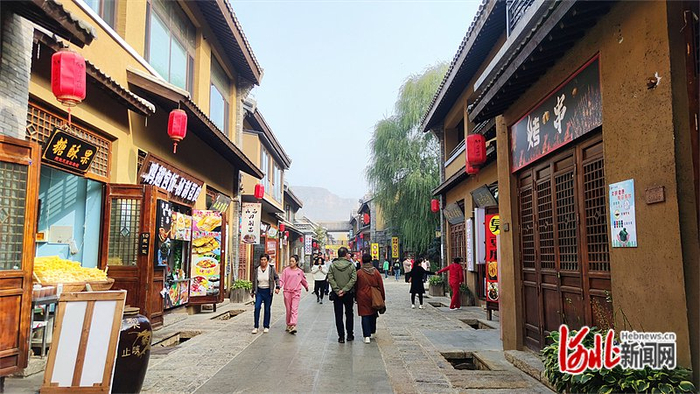 11月1日，游客在恋乡太行水镇内游玩。河北日报记者史晓多摄