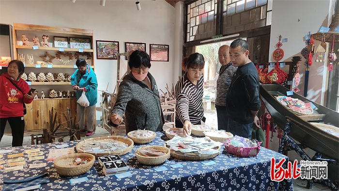 11月1日，游客在恋乡太行水镇的商铺内挑选商品。河北日报记者 史晓多摄