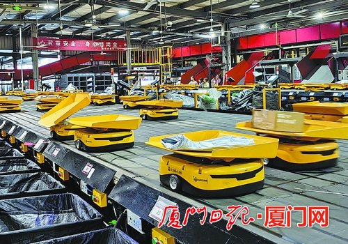 顺丰小件包裹分拣机器人自动分拣快递。 （本报记者 许晓婷 王玉婷 摄）