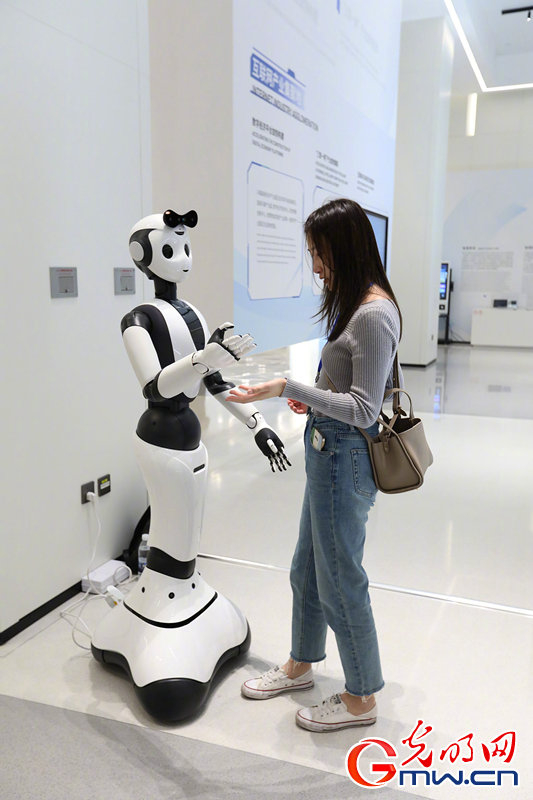 　　图为游客与科技馆内的机器人互动。（光明网记者 赵金悦/摄）