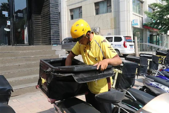 不少受访骑手认为，大龄骑手是有的，但市场上骑手主力大多是年轻人。