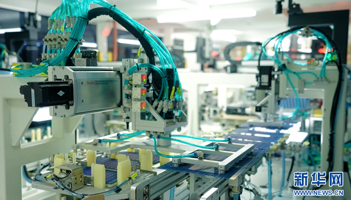   滁州一家光伏企业的自动化生产线。新华网发（张志东 摄）