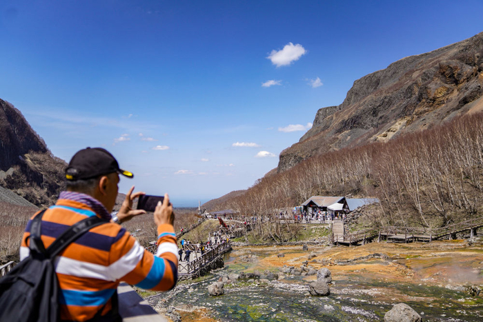 2023年5月24日，游客在长白山北景区游览。新华社记者 颜麟蕴 摄