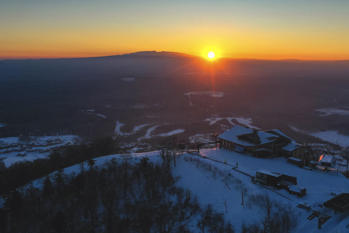 这是2023年2月8日拍摄的晨曦中的长白山主峰（无人机拍摄）。新华社记者 许畅 摄