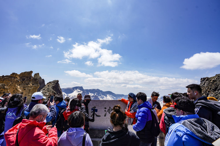 2023年5月24日，游客在长白山天池游览。新华社记者 颜麟蕴 摄