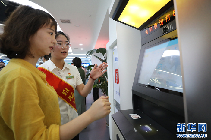   在滁州市政务服务中心，工作人员协助市民利用自助服务机打证明材料。新华社记者 杜潇逸 摄