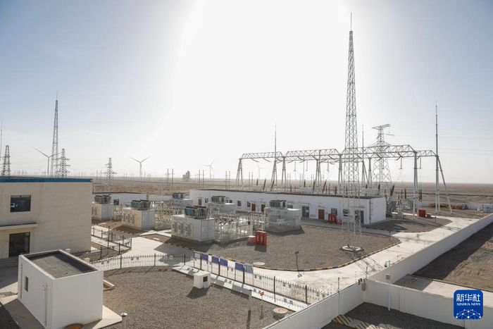 这是11月7日在甘肃省酒泉市瓜州县泰源桥南第三风电场拍摄的升压站。新华社记者 方欣 摄